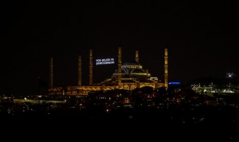 Mahya, Pesan Ramadhan di Masjid Turki Minta Umat di Rumah. Sebuah mahya (pesan berpendar dari lampu yang digantung di antara menara masjid) berada di Masjid Camlica di Istanbul, Turki, 23 April 2020. Mahya umumnya berisi pesan Ramadhan, namun kini berisi pesan meminta umat berada di rumah.