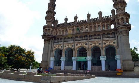 Masjid 400 Tahun yang Terlupakan di India. Sebuah masjid berusia 400 tahun di Hyderabad, negara bagian Telangana, India terbengkalai. Masjid Kulsumpura dibangun oleh Putri Kulsum Begum, putri dari Sultan Mohammed Qutub Shah.