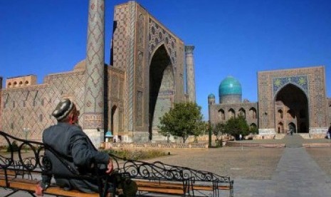 Uzbekistan Izinkan Sholat Jumat di Masjid Mulai 4 September. Sebuah masjid di Uzbekistan