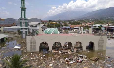 Sebuah masjid tampak rusak parah di Kota Palu, Sulteng, setelah diguncang gempa dan diterjang tsunami.