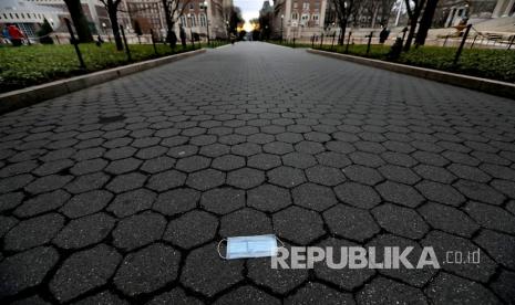 Sebuah masker yang dibuang di Kampus Universitas Columbia di New York, Amerika Serikat, Ahad (5/4). Menurut laporan media, masyarkat kota New York masih diminta untuk tinggal di rumah, sebagai upaya mengurangi penyebaran virus Corona. 