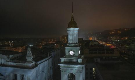 Sebuah menara Bank Nasional Ukraina terlihat saat padam di Kyiv, Ukraina, Ahad, 6 November 2022.