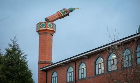 Sebuah menara Masjid Greengate Jamia di Oldham, Inggris, nyaris runtuh karena dihantam angin kencang selama Badai Eunice. 