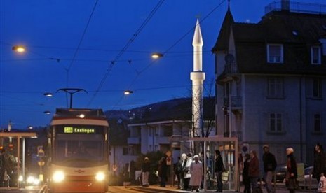 Sebuah menara masjid tampak di salah satu sudut kota di Swiss.