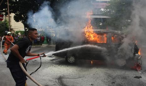 Satu unit bus umum yang terparkir di Pool Kramat Jati terbakar pada Selasa siang. Ilustrasi.