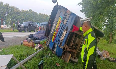 Sebuah minibus jenis Freed menabrak bagian samping minibus jenis elf di kilometer 164 jalur B Tol Cipali, Jumat (5/4/2024).