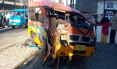 Sebuah minibus ringsek usai terlibat kecelakaan beruntun dengan tiga kendaraan lain di Jalan Raya Tajur, Kecamatan Bogor Timur, Kota Bogor, Kamis (2/12) pagi.