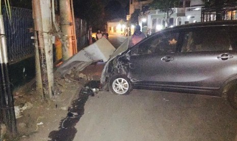 Sebuah minibus Toyota Avanza mengalami kecelakaan tunggal di Jalan Kahfi, Jagakarsa, Jakarta Selatan, Sabtu dini hari (10/10).