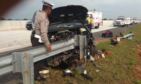 Sebuah mobil Avanza terguling setelah menabrak pagar jalan tol di Lampung, Ahad (2/3) petang. 