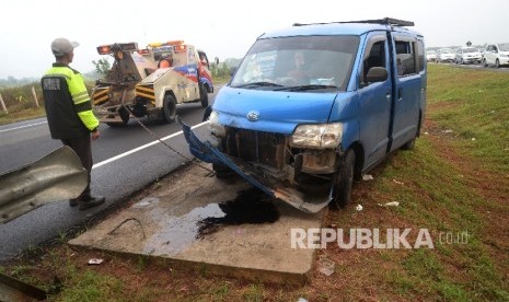   Sebuah mobil bernopol B 1584 UOG mengalami kecelakaan tunggal di 120 km Tol Cipali (Cikampek-Palimanan), Jabar, Sabtu (24/6). 