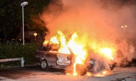 Sebuah mobil dibakar di Stockholm, Swedia. 