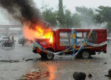 Sebuah mobil dibakar mahasiswa saat berlangsungnya ujuk rasa di kampus Universitas Hasanuddin Makassar, Sulsel, Rabu (21/3). Aksi tersebut sebagai bentuk protes atas rencana pemerintah menuikkan harga BBM.