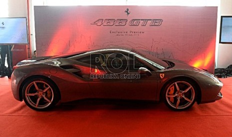 Sebuah mobil Ferrari 488 GTB diperkenalkan kepada wartawan saat peluncuran di showroom Ferrari, Jakarta, Jumat (31/7). 