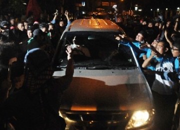 Sebuah mobil hampir menjadi sasaran pelampiasan massa gabungan dari berbagai elemen mahasiswa atau Komite Nasional Mahasiwa Nasional Indonesia (Konami) kembali berunjuk rasa di Jalan Salemba, Jakarta Pusat, Rabu (28/3)