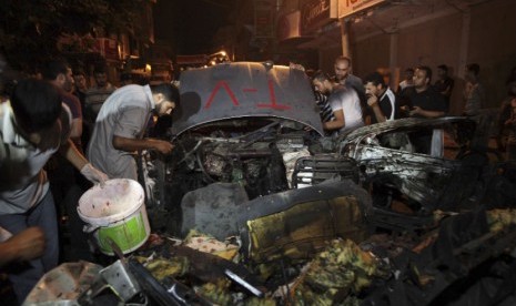 Sebuah mobil hancur akibat terkena serangan udara Israel di Kota Gaza, Palestina, Rabu (9/7).  