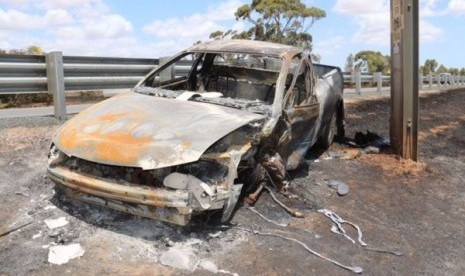 Sebuah mobil hangus terbakar di Sturt Highway. 