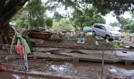 Sebuah mobil hanyut tersapu banjir bandang (ilustrasi)