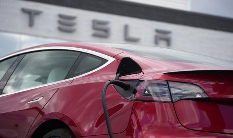 Sebuah mobil listrik tengah melakukan pengisian ulang di diler Tesla, Colorado, Amerika Serikat.