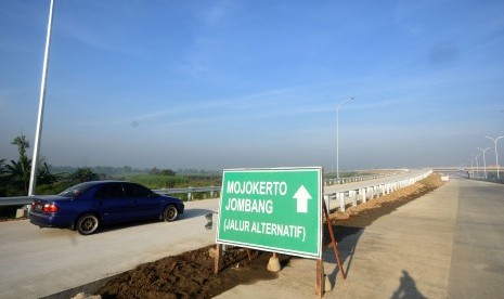 Sebuah mobil melintas di jalan Tol Surabaya-Mojokerto usai peresmian fungsional di Gerbang Tol Waru, Sidoarjo, Jawa Timur, Senin (19/6). 