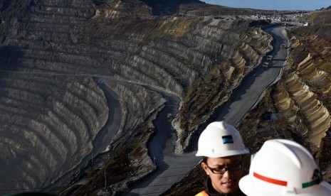 Sebuah mobil melintas di kawasan Grasberg Mine milik PT. Freeport Indonesia (PTFI ) di Tembagapura, Mimika, Timika, Papua, Minggu (15/2).