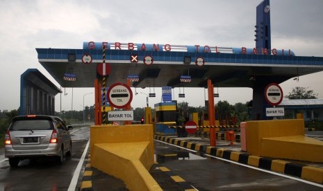 Sebuah mobil melintas memasuki gerbang jalan tol Bangil-Rembang, Pasuruan, Jawa Timur. Cawapres Cak Imin meyakinkan akan melanjutkan Tol Trans Jawa hingga Banyuwangi Jatim.