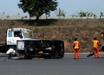 Sebuah mobil mengalami kecelakaan di ruas tol Cikampek, Jawa Barat (ilustrasi).