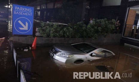 Sebuah mobil mewah terjebak banjir di parkir bawah tanah sebuah pertokoan di kawasan Kemang, Ahad (28/8) dini hari. (Foto: Yogi Ardhi)