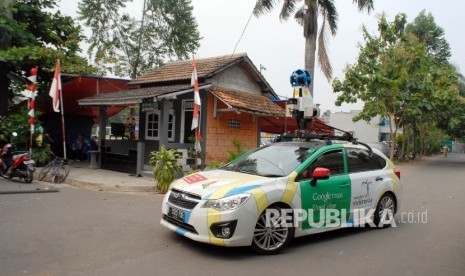   Sebuah mobil milik Google merekam gambar di kawasan Tangerang, Banten.