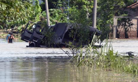 Sebuah mobil milik kepolisian yang digunakan untuk melakukan evakuasi warga terjebak di tengah banjir akibat luapan Sungai Way Ketibung di Desa Beringin Kencana, Candipuro, Lampung Selatan, Lampung, Jumat (28/10/2022). Banjir tersebut terjadi akibat tanggul di sungai tersebut jebol dan merendam ratusan rumah penduduk, menyebabkan dua orang hilang dan 200 orang mengungsi ke tempat yang lebih aman. 