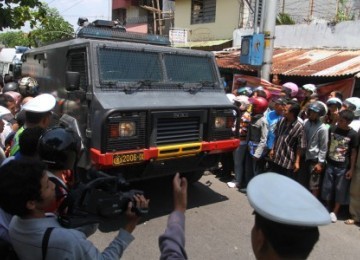 Sebuah mobil milik tim Gegana berusaha memasuki lokasi terjadinya bom bunuh diri di Gereja GBIS Kepunton, Solo, Ahad (25/9). 