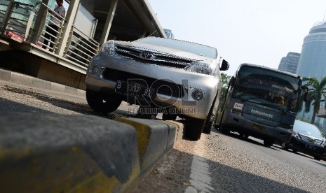  Sebuah mobil mini bus menabrak separator jalur bus Transjakarta di Jalan H.R Rasuna Said, Jakarta Selatan, Selasa (25/8). 