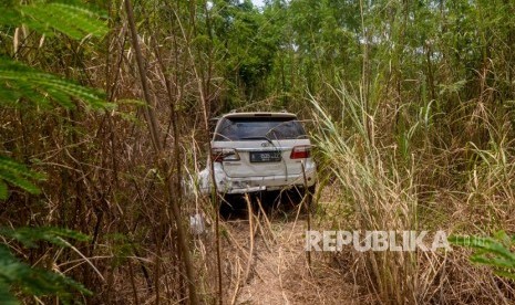 Sebuah mobil minibus belum dievakuasi oleh petugas pascatabrakan beruntun di KM 91 Tol Cipularang, Kabupaten Purwakarta, Jawa Barat, Selasa (3/9/2019).