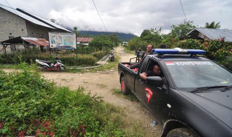 Alumni Petugas Haji Kutuk Pembantaian di Sigi. Sebuah mobil pasukan Brimob Polri melintas di sekitar perkampungan warga di Desa Lemban Tongoa, Kecamatan Palolo, Kabupaten Sigi, Sulawesi Tengah, Ahad (29/11/2020). Aparat keamanan masih memburu para pelaku penyerangan yang diduga dilakukan kelompok teroris MIT pimpinan Ali Kalora yang terjadi pada Jumat (27/11/2020) lalu yang menewaskan empat orang warga desa setempat