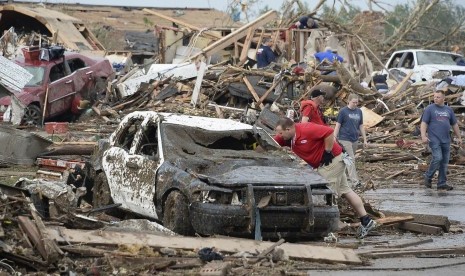 Sebuah mobil polisi terlihat rusak diterjang tornado yang menghantam Moore, Oklahoma, Senin (20/5) waktu setempat.