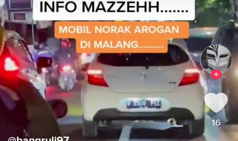 Sebuah mobil pribadi menggunakan trobo viral di media sosial.