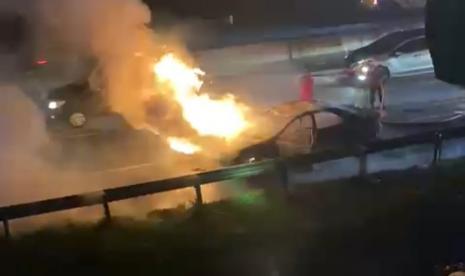 Sebuah mobil sedan terbakar di ruas tol Semarang-Solo KM 470B arah Semarang, tepatnya di bawah jembatan Ngipik, wilayah Kecamatan Susukan, Kabupaten Semarang, Kamis (5/5) malam. Peristiwa kebakaran ini diduga dipicu oleh konsleting pada kelistrikan mobil.