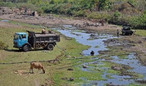 Sebuah mobil tangki menyedot air di sungai Bayan yang mengering di Desa Bayan,Kecamatan Bayan, Tanjung, Kabupaten Lombok Utara.