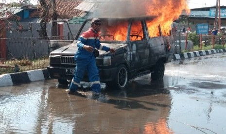 Sebuah mobil terbakar 