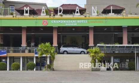 Sebuah mobil terparkir di lobby Hotel Grand Madani di Mataram, NTB, Ahad (4/6).