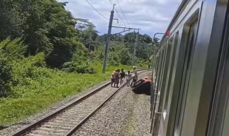 Sebuah mobil tertabrak kereta di wilayah Desa Cilaku, Kecamatan Tenjo, Kabupaten Bogor, Kamis (8/2/2024) siang. 