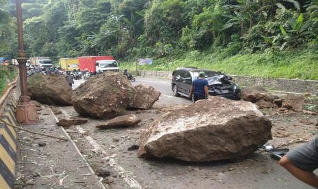 Sebuah mobil tertimpa longsor yang terjadi di Jl Raya Cadas Pangeran Kabupaten Sumedang.