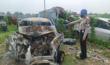 Sebuah mobil Toyota Avanza yang mengangkut enam orang asal provinsi Jambi, terbakar di jalur tol Cipali KM 178+800 Kecamatan Sumberjaya, Kabupaten Majalengka, Sabtu (11/6/2022). Kecelakaan itu menyebabkan tiga orang tewas dan tiga lainnya terluka.