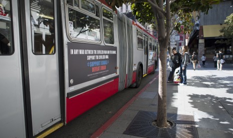 Sebuah moda transportasi yang dipasang iklan kontroversial di San Fransisco, Amerika. (ilustrasi) 