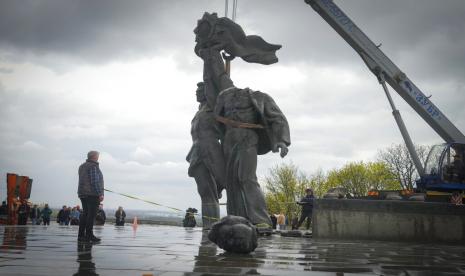 Sebuah monumen era Soviet untuk persahabatan antara negara-negara Ukraina dan Rusia terlihat selama pembongkarannya, di tengah invasi Rusia ke Ukraina, di Kyiv tengah, Ukraina, Selasa, 26 April 2022.