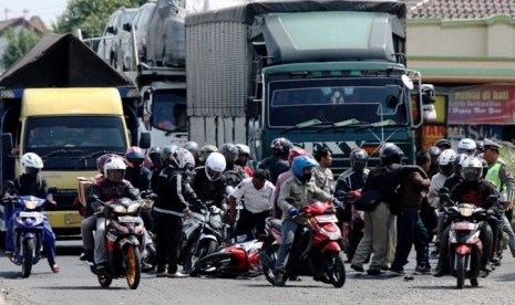 Sebuah motor tergelincir di Jalur Pantura