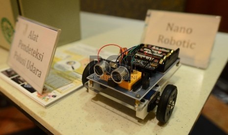 Sebuah nano robotic dipamerkan saat acara IPB Investment Summit dalam rangka dies natalis IPB Ke-52 di Hotel Sultan, Jakarta, Kamis (3/9).