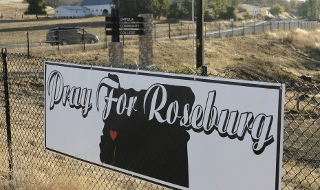  Sebuah papan bertuliskan 'Doa untuk Roseburg' di pintu masuk Umpqua Community College di Roseburg, Oregon. 