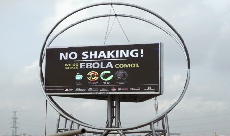 Sebuah papan informasi yang bertujuan menggalakkan kesadaran tentang ebola di Lagos, Nigeria, Senin (27/10).