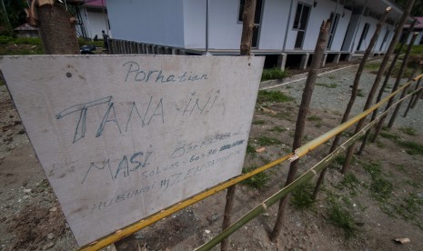 Sebuah papan peringatan dipasang pemilik tanah di lokasi Hunian Sementara (Huntara) di Desa Bobo, Dolo Barat, Sigi, Sulawesi Tengah, Rabu (3/7/2019).