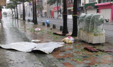  Sebuah papan petunjuk tertiup angin kencang akibat Topan Khanun di Naha, Prefektur Okinawa, Jepang, 2 Agustus 2023. 